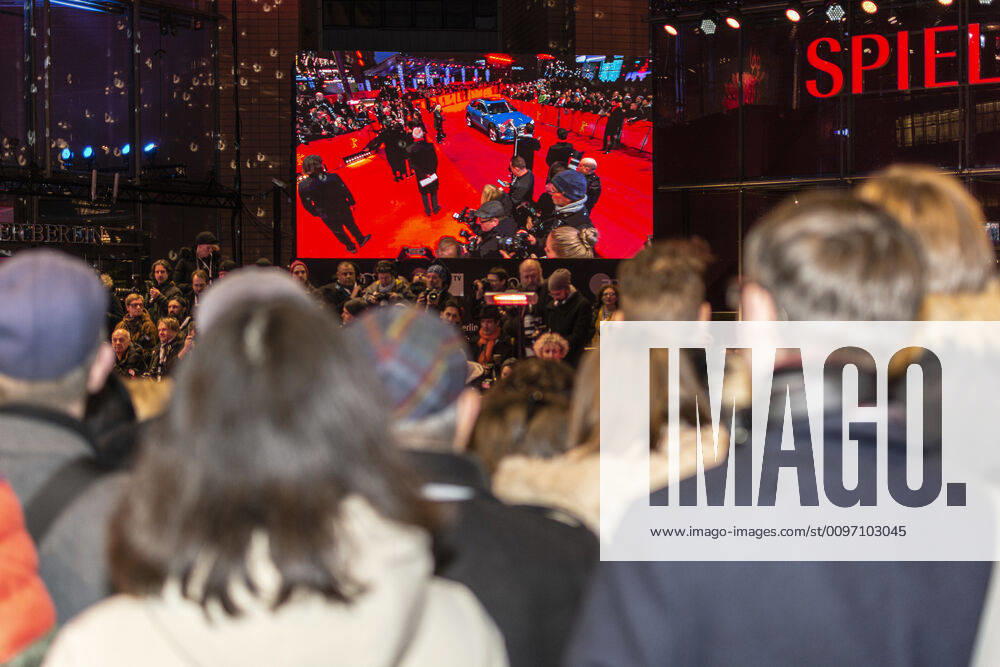 Film fans are waiting for the opening of the 70 Berlin International Film Festival in the Berlinale Palast snapshot photography xM Czapski