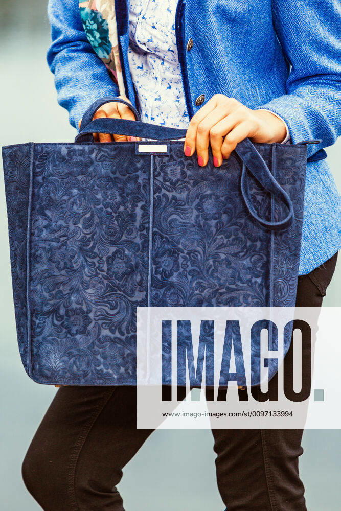 Large fashionable handbag in country house style 1098400271
