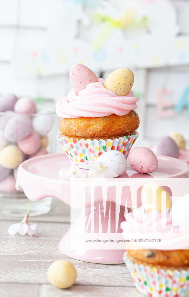 Small cupcakes with pink icing for Easter 1079706040