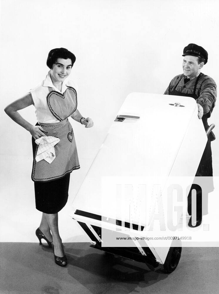 Housewife and supplier, a new refrigerator is delivered, 1950s, exact location unknown, Germany, Europe