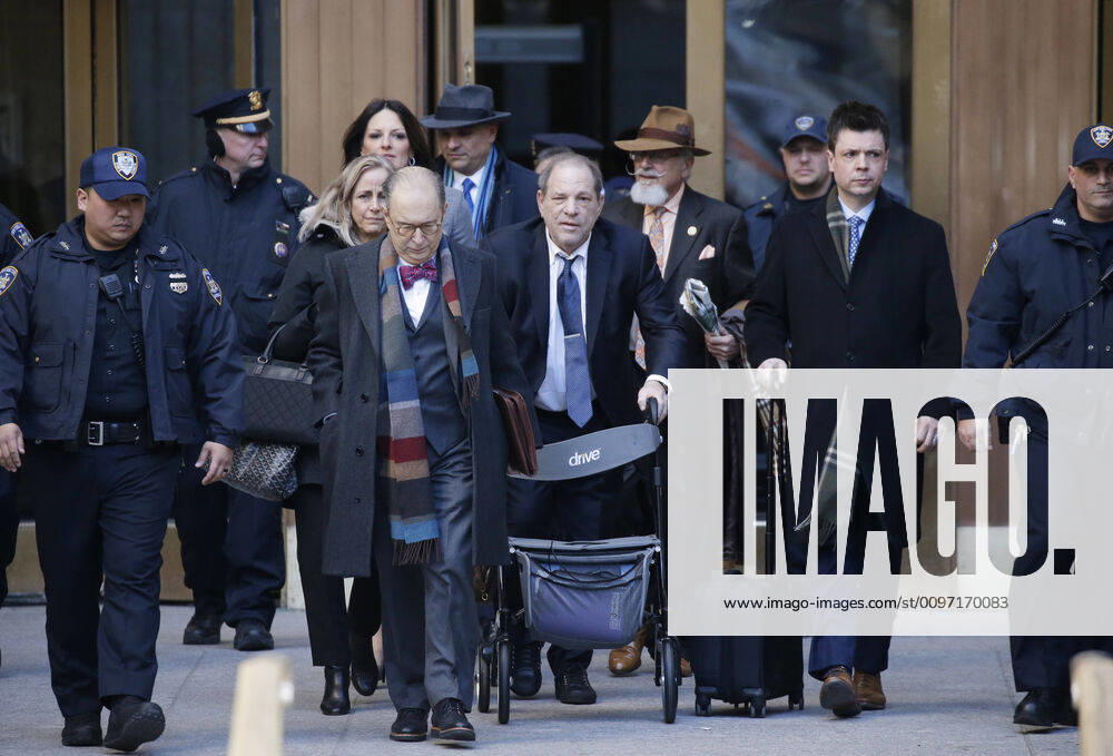 2020 Bilder des Jahres, Entertainment 02 Februar Entertainment Themen der Woche KW08 American film producer Harvey Weinstein exits Manhattan Supreme Court after day 4 of deliberations in his rape trial on Friday, February 21, 2020 in New York City. A jury of seven men and five women began deliberating Tuesday after weeks of testimony. Weinstein has pleaded not guilty to charges of assaulting two women, and faces life in prison if convicted. NYP20200221101 JOHNxANGELILLO