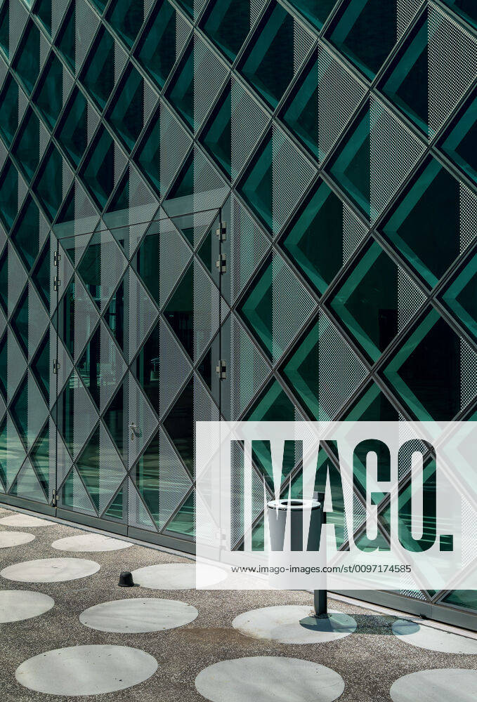 Wastebasket in front of a glass facade 1020914165