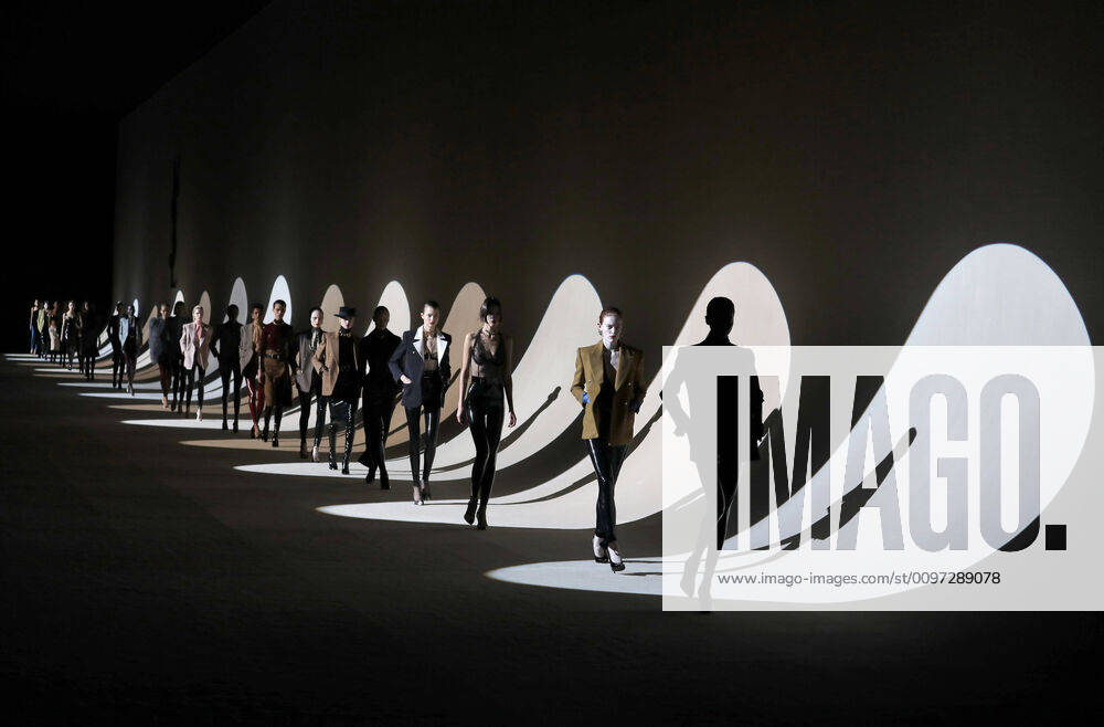 2020 Bilder des Jahres, Entertainment 02 Februar A model takes to the catwalk during Saint Laurent s show as part of the Fall-Winter 2020 Fashion Week presentations in Paris on Tuesday, February 25, 2020. PAR20200225119 ECOxCLEMENT