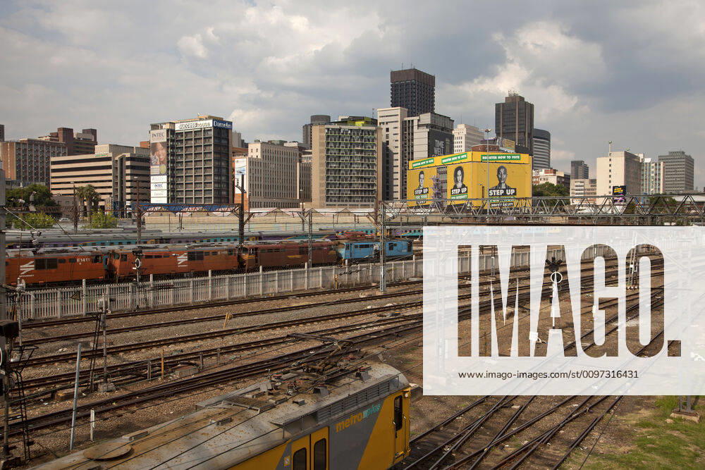 Johannesburg Bahngleise und Züge der zentralen Park Station und die Skyline von Johannesburg, Gauteng, Südafrika, Afrika trains and tracks of the central Park Station and the skyline of Johannesburg, Gauteng, South Africa, Africa