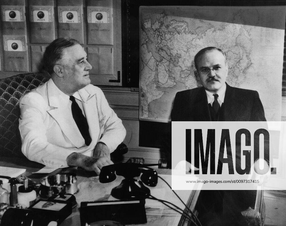 President Franklin D. Roosevelt, and Soviet Commissar of Foreign Affairs Vyacheslav Molotov, the White House, Washington DC, circa 1942. Courtesy Everett Collection PUBLICATIONXNOTxINxCANxCHNxFRAxITAxJPNxNORxPOLxRUSxESPxUKxUSA