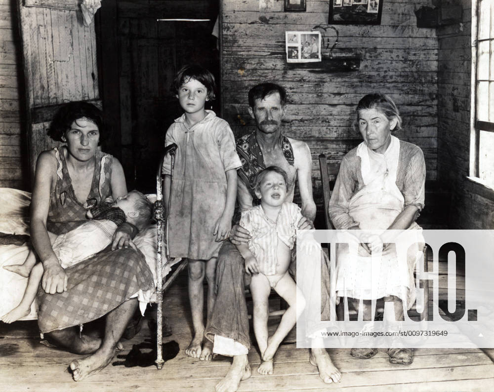 Sharecropper Bud Fields and his family at home. Hale County, Alabama. Published in the book, Let Us Now Praise Famous Men . photograph by Walker Evans, 1936. Courtesy Everett Collection PUBLICATIONXNOTxINxCANxCHNxFRAxITAxJPNxNORxPOLxRUSxESPxUKxUSA