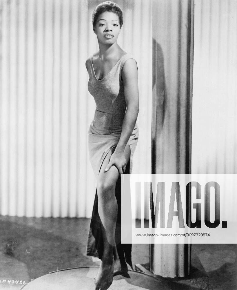IMAGO ICONS: Maya Angelou Maya Angelou (b. 1928), began her career as a dancer and writer. 1957 portrait dressed for her part in the Caribbean Calypso Festival. Courtesy Everett Collection PUBLICATIONXNOTxINxCANxCHNxFRAxITAxJPNxNORxPOLxRUSxESPxUKxUSA