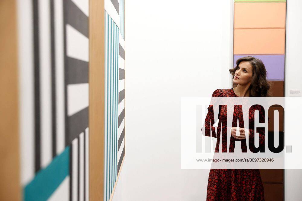 Spain s Queen Letizia (R) looks at an artwork as she visits ARCO Contemporary Art Fair, during the official opening of the event in Madrid, Spain, 27 February 2020. The fair runs until next 01 March. Spain s royal couple opens ARCO contemporary art fair !ACHTUNG: NUR REDAKTIONELLE NUTZUNG!