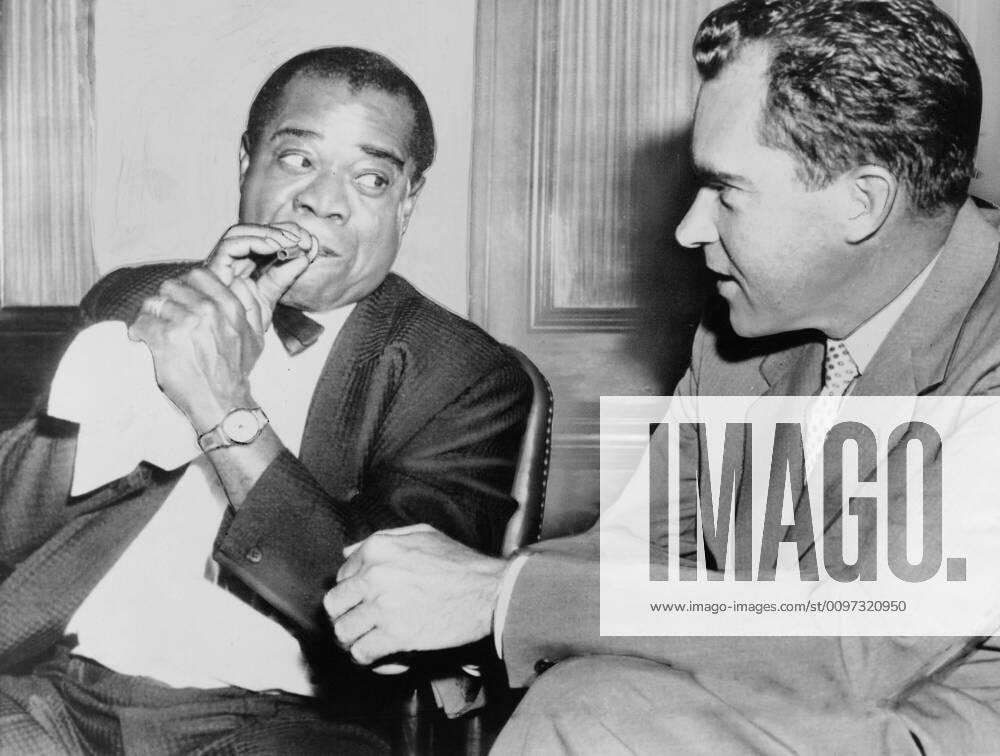 Louis Armstrong (1901-1971) holding horn mouthpiece, demonstrating how to make the horn cry for Vice President Richard Nixon. 1957. Courtesy Everett Collection PUBLICATIONXNOTxINxCANxCHNxFRAxITAxJPNxNORxPOLxRUSxESPxUKxUSA