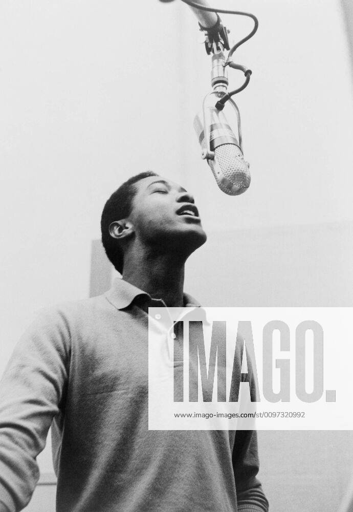 Sam Cooke, singing into a microphone in 1964, the year of his mysterious and untimely death. Courtesy Everett Collection PUBLICATIONXNOTxINxCANxCHNxFRAxITAxJPNxNORxPOLxRUSxESPxUKxUSA