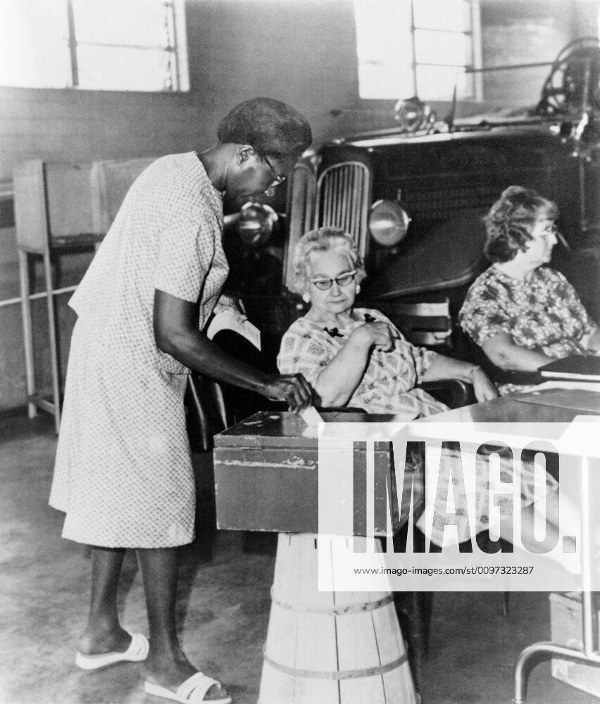 African-American woman placing ballot in box during congressional primary election in Jackson, Mississippi. 1965. Courtesy Everett Collection PUBLICATIONXNOTxINxCANxCHNxFRAxITAxJPNxNORxPOLxRUSxESPxUKxUSA