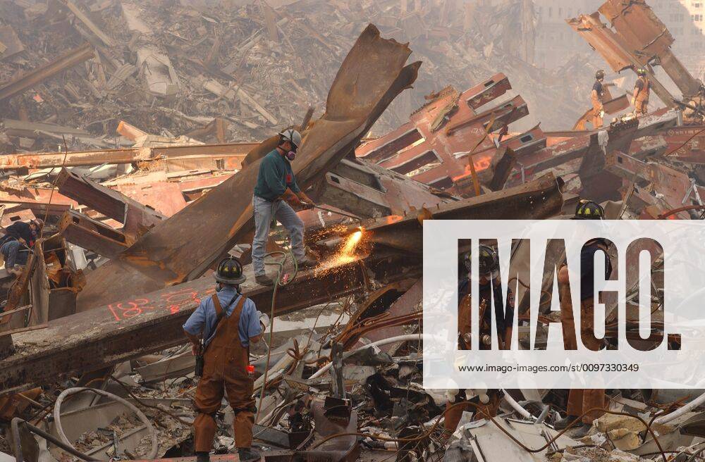 IMAGO History, AnschlÃ¤ge vom 11. September aus New York und Washington D.C 20 Jahre AnschlÃ¤ge vom 11. September: World Trade Center Dwarfed by the debris from the World Trade Center metal workers cut though the rubble pile in a futile search for survivors a week after the attacks, September 19, 2001. Photo: Everett Collection Courtesy Everett Collection PUBLICATIONXNOTxINxCANxCHNxFRAxITAxJPNxNORxPOLxRUSxESPxUKxUSA