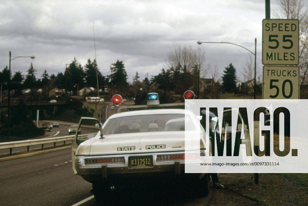 Oregon State Police stops a driver who exceeded the new 55 MPH national speed limit imposed to conserve gasoline. Dec. 1973. Courtesy Everett Collection PUBLICATIONXNOTxINxCANxCHNxFRAxITAxJPNxNORxPOLxRUSxESPxUKxUSA