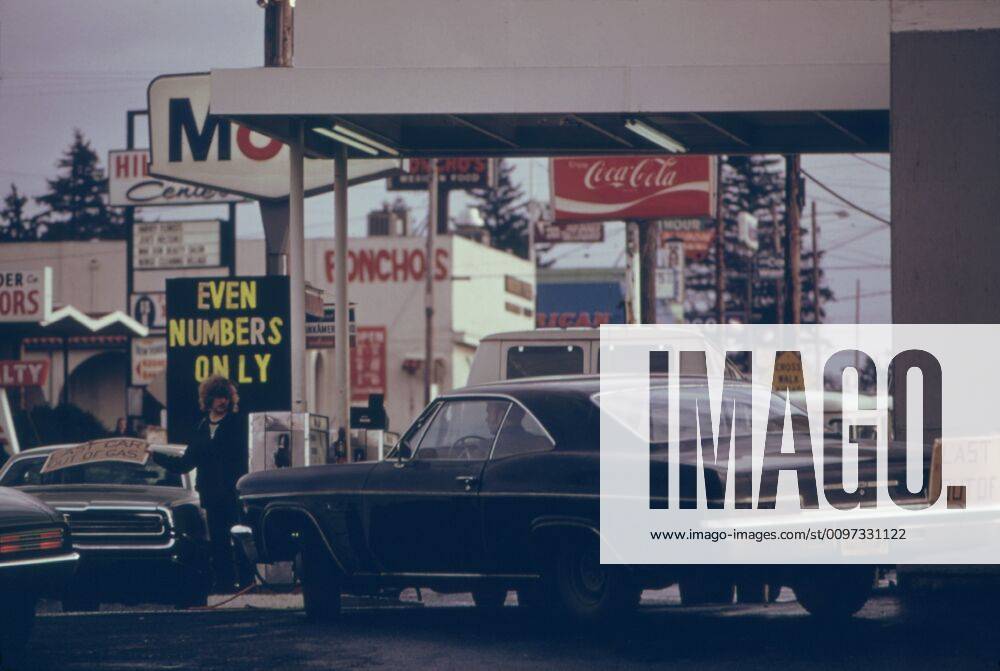 Even Numbers Only reads a sign after Oregon was the first US state to use a system of odd and even license plate numbers during the 1973-74 energy crisis. Even with this system the car carries a notice that the station has run out of gas to sell. Courtesy Everett Collection PUBLICATIONXNOTxINxCANxCHNxFRAxITAxJPNxNORxPOLxRUSxESPxUKxUSA