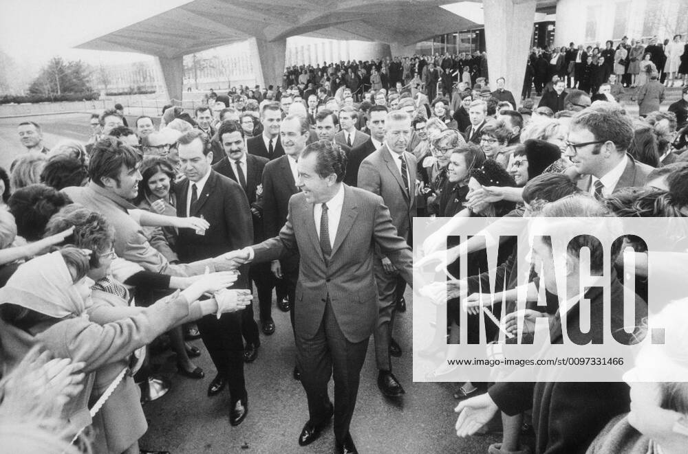 President Nixon shaking hands with CIA employees after speaking at the CIA headquarters. March 7 1969. Courtesy Everett Collection PUBLICATIONXNOTxINxCANxCHNxFRAxITAxJPNxNORxPOLxRUSxESPxUKxUSA