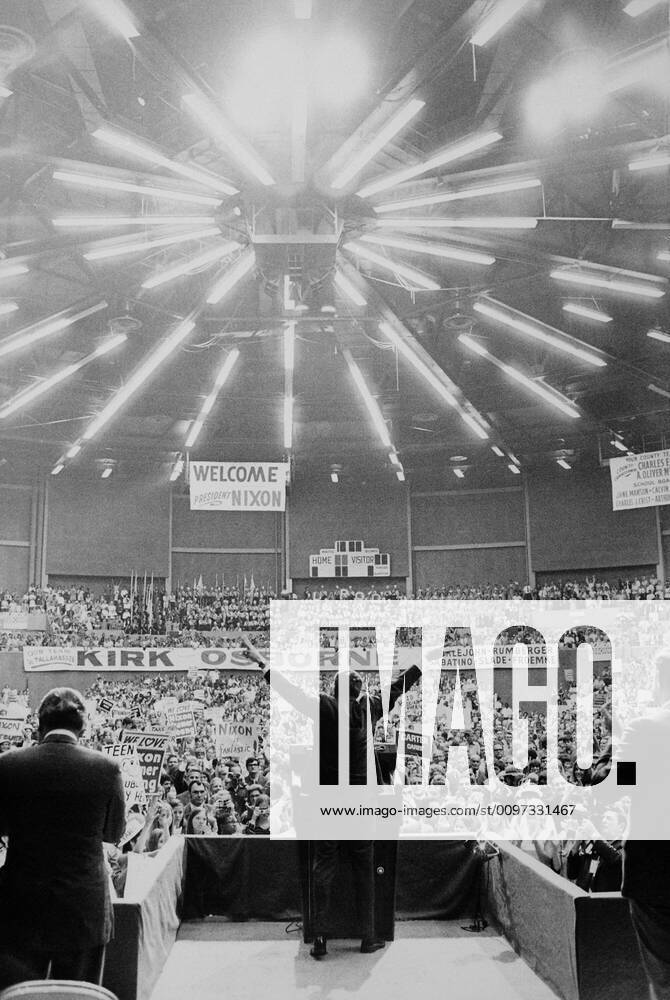 President Richard Nixon making his signature V gesture while speaking to a Florida crowd. Ca. 1969-74. Courtesy Everett Collection PUBLICATIONXNOTxINxCANxCHNxFRAxITAxJPNxNORxPOLxRUSxESPxUKxUSA