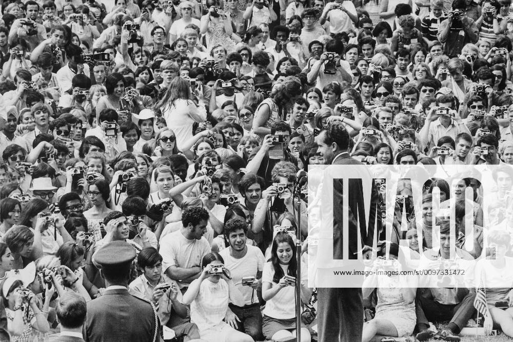 President Nixon speaking to 2 000 American Field Service students from 60 countries on the White House lawn. July 22 1969. Courtesy Everett Collection PUBLICATIONXNOTxINxCANxCHNxFRAxITAxJPNxNORxPOLxRUSxESPxUKxUSA