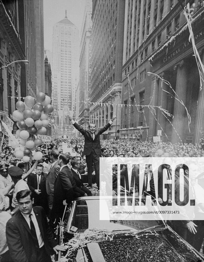 Nixon 1968 Presidential Campaign. Richard Nixon, with wife Pat Nixon, in a campaign motorcade. He is standing on the back of car gesturing his V sign during a ticker tape parade in Chicago, Illinois, September 4, 1968. Courtesy Everett Collection PUBLICATIONXNOTxINxCANxCHNxFRAxITAxJPNxNORxPOLxRUSxESPxUKxUSA