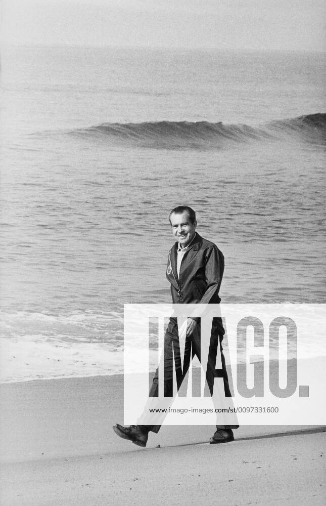 Richard Nixon walking on the beach in San Clemente. Ca. 1969-74. Courtesy Everett Collection PUBLICATIONXNOTxINxCANxCHNxFRAxITAxJPNxNORxPOLxRUSxESPxUKxUSA