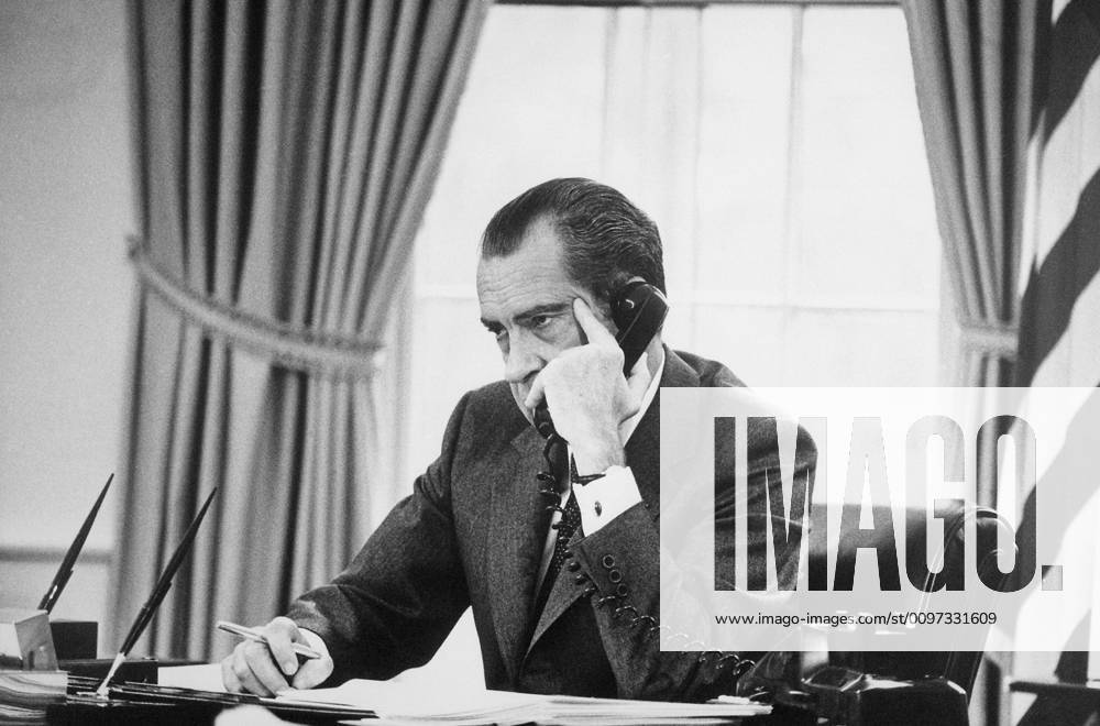 Richard Nixon on the phone in the oval office. Ca. 1969-74. Courtesy Everett Collection PUBLICATIONXNOTxINxCANxCHNxFRAxITAxJPNxNORxPOLxRUSxESPxUKxUSA