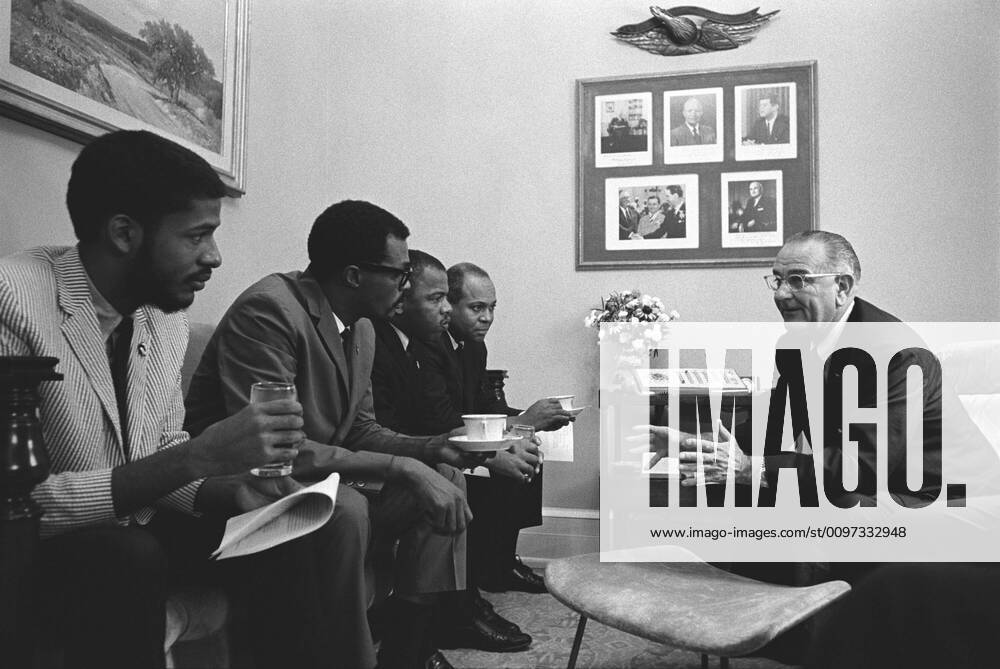 IMAGO History, U.S. Bürgerrechtsbewegung: 1954-1968 President Lyndon Johnson meeting with Civil Rights activists on the day he signed the 1965 Voting Rights Act. Seated on couch is future Georgia Representative, John Lewis (third from left, next to James Farmer) a protest leader in the Selma, Alabama votin Courtesy Everett Collection PUBLICATIONXNOTxINxCANxCHNxFRAxITAxJPNxNORxPOLxRUSxESPxUKxUSA