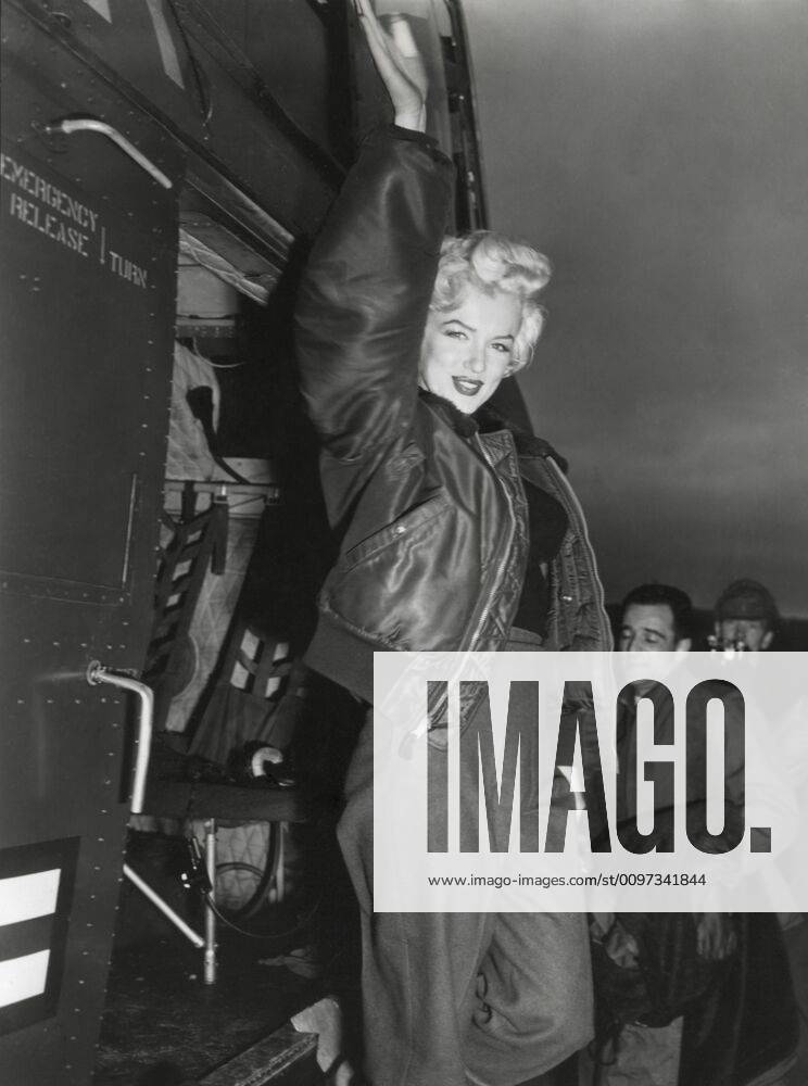 IMAGO ICONS: Marilyn Monroe Marilyn Monroe arriving by helicopter at a U.S. military base in Korea. She performed ten shows in four days for U.S. Troops in Korea. Ca. Feb. 18-22, 1954. (BSLOC_2014_13_207) For usage credit please use; PUBLICATIONXNOTxINxCANxCHNxFRAxITAxJPNxNORxPOLxRUSxESPxUKxUSA