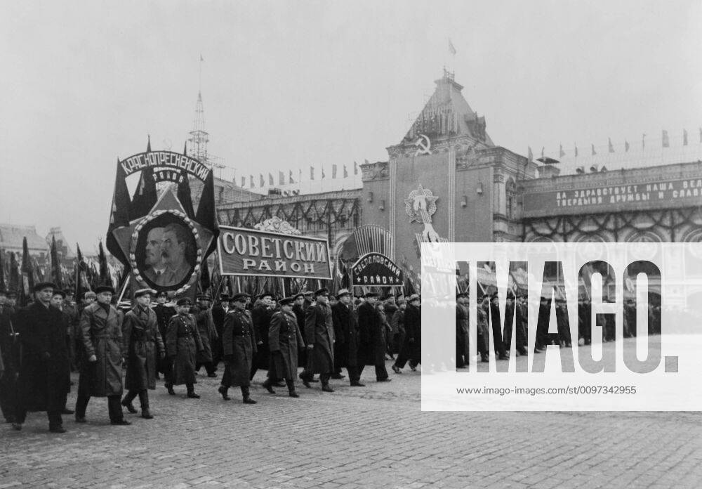 Celebration of the 31st anniversary of the Great October Socialist Revolution in Moscow. 1948. - (BSLOC_2014_15_250) For usage credit please use; PUBLICATIONXNOTxINxCANxCHNxFRAxITAxJPNxNORxPOLxRUSxESPxUKxUSA