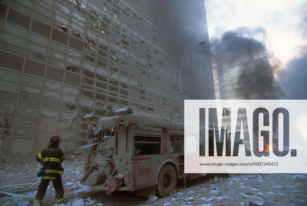 IMAGO History, Anschläge vom 11. September aus New York und Washington D.C 20 Jahre Anschläge vom 11. September: World Trade Center NYC fireman pulling water hose from fire truck after the 9-11 terrorist attack on World Trade Center. View is toward West Broadway and a burning car. (BSLOC_2015_2_54) For usage credit please use; PUBLICATIONXNOTxINxCANxCHNxFRAxITAxJPNxNORxPOLxRUSxESPxUKxUSA