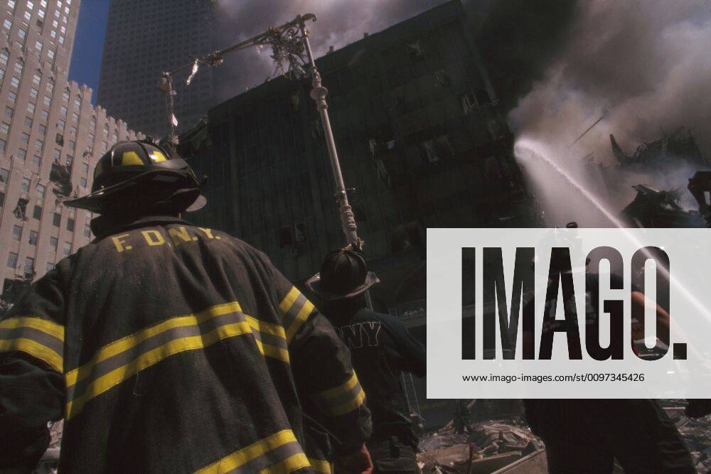 IMAGO History, Anschläge vom 11. September aus New York und Washington D.C 20 Jahre Anschläge vom 11. September: World Trade Center Fire fighter at World Trade Center site following September 11th terrorist attack. The stream water is to the still standing WTC 6. At left is the New York Telephone Company Building, damaged but repairable. (BSLOC_2015_2_56) For usage credit please use; PUBLICATIONXNOTxINxCANxCHNxFRAxITAxJPNxNORxPOLxRUSxESPxUKxUSA