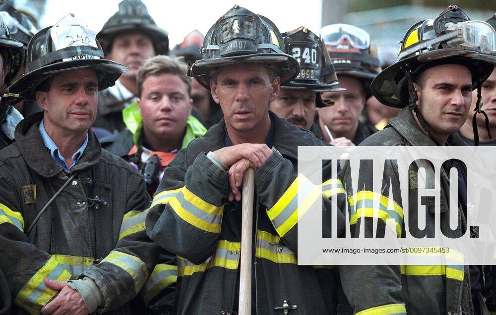 IMAGO History, Anschläge vom 11. September aus New York und Washington D.C 20 Jahre Anschläge vom 11. September: World Trade Center Firemen of the 240th Engine Company during President George W. Bush s visit to Ground Zero. Sept. 14, 2001. On 9-11 they had been ordered into the South Tower, but it collapsed when they were less than a block away. (BSLOC_2015_2_72) For usage credit please use; The George W. Bush Presidential Library PUBLICATIONXNOTxINxCANxCHNxFRAxITAxJPNxNORxPOLxRUSxESPxUKxUSA