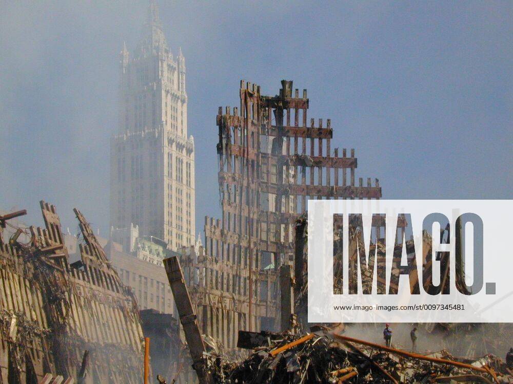 IMAGO History, Anschläge vom 11. September aus New York und Washington D.C 20 Jahre Anschläge vom 11. September: World Trade Center Woolworth Building rises behind the rubble of the collapsed North Tower of the WTC, Sept. 16, 2001. World Trade Center, New York City, after September 11, 2001 terrorist attacks. (BSLOC_2015_2_90) For usage credit please use; PUBLICATIONXNOTxINxCANxCHNxFRAxITAxJPNxNORxPOLxRUSxESPxUKxUSA