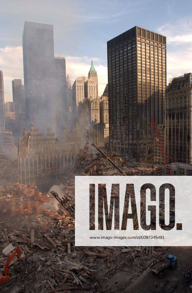 IMAGO History, Anschläge vom 11. September aus New York und Washington D.C 20 Jahre Anschläge vom 11. September: World Trade Center View of Ground Zero from the northwest after the 9-11 terrorist attacks. In the left foreground are the ruins of the North Tower, and in the center, those of the South Tower. More than a million tons of rubble remained at the World Trade Center. Sept. 17, For usage credit please use; PUBLICATIONXNOTxINxCANxCHNxFRAxITAxJPNxNORxPOLxRUSxESPxUKxUSA