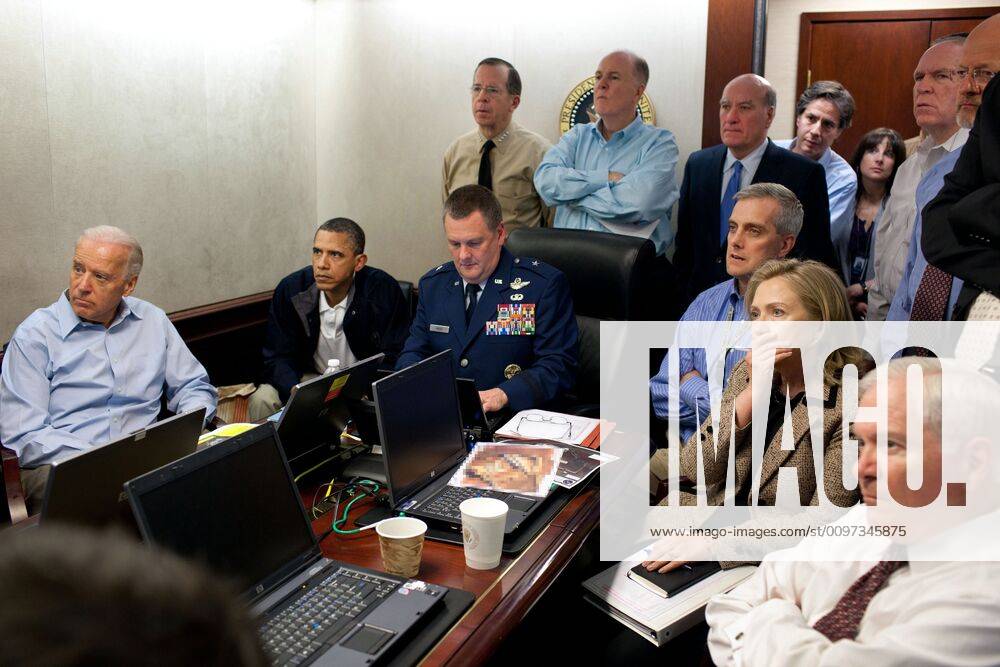 Ikonische Bilder der Zeitgeschichte Operation Neptune s Spear, the mission against Osama bin Laden, May 1, 2011. President Obama, VP Biden and the national security team receive an update in the Situation Room. Seated, L-R: VP Joe Biden; The President; Brig. Gen. Marshall Webb, USAF, Join For usage credit please use; The White House PUBLICATIONXNOTxINxCANxCHNxFRAxITAxJPNxNORxPOLxRUSxESPxUKxUSA