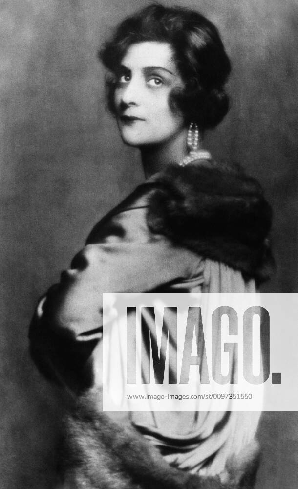 IMAGO ICONS: Coco Chanel Gabrielle Bonheur Coco Chanel, 1910. Courtesy Everett Collection PUBLICATIONXNOTxINxCANxCHNxFRAxITAxJPNxNORxPOLxRUSxESPxUKxUSA