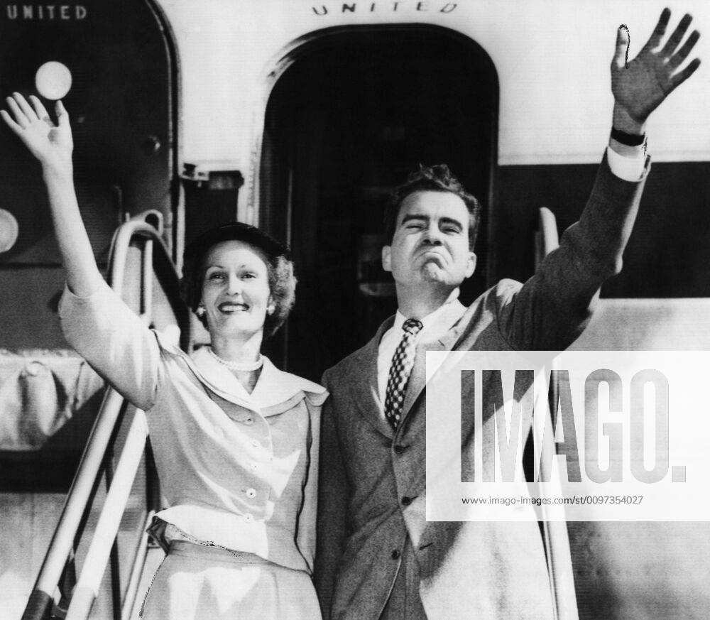 1952 Presidential Campaign. Patricia Nixon (future First Lady), Senator and Vice Presidential candidate (and future US President) Richard Nixon, at a campaign stop, September, 1952. Courtesy Everett Collection PUBLICATIONXNOTxINxCANxCHNxFRAxITAxJPNxNORxPOLxRUSxESPxUKxUSA