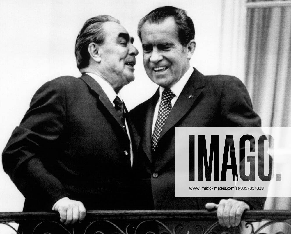 Nixon Presidency. Soviet Premier Leonid Brezhnev whispers to US President Richard Nixon during a meeting at the White House, Washington, D.C., 1973. Courtesy Everett Collection PUBLICATIONXNOTxINxCANxCHNxFRAxITAxJPNxNORxPOLxRUSxESPxUKxUSA