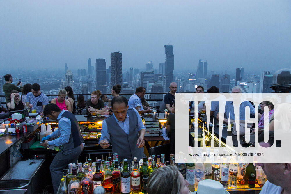 IMAGO Creative: Urbane Kultur - Sommer auf den Dächern Sunset over Bangkok from the terrace of Banyan Tree hotel Bangkok Banyan Tree Hotel Bangkok Thailand
