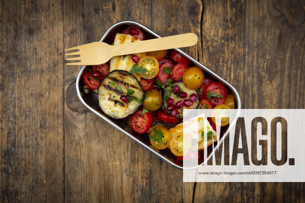 Lunch box with tomato salad with grilled vegetables and halloumi cheese, pomegranate seeds, sumac, black sesame and parsley LVF08552