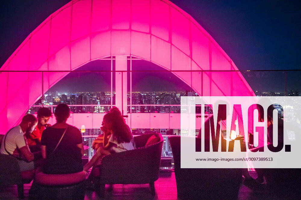 IMAGO Creative: Urban Diversity Red Sky Restaurant Rooftop. Bangkok. Thailand. On the top floor of the Centara Grand skyscraper in the city centre Bangkok Thailand