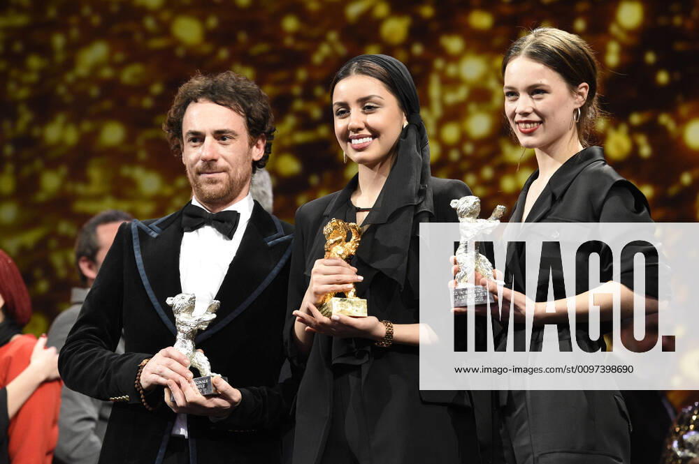 Award Winners Elio Germano, Baran Rasoulof and Paula Beer pose at the closing ceremony during the 70th Berlin International Film Festival Berlinale 2020 at Berlinale Palace on February 29, 2020 in Berlin, Germany Foto:xN.xKubelkax xFuturexImage