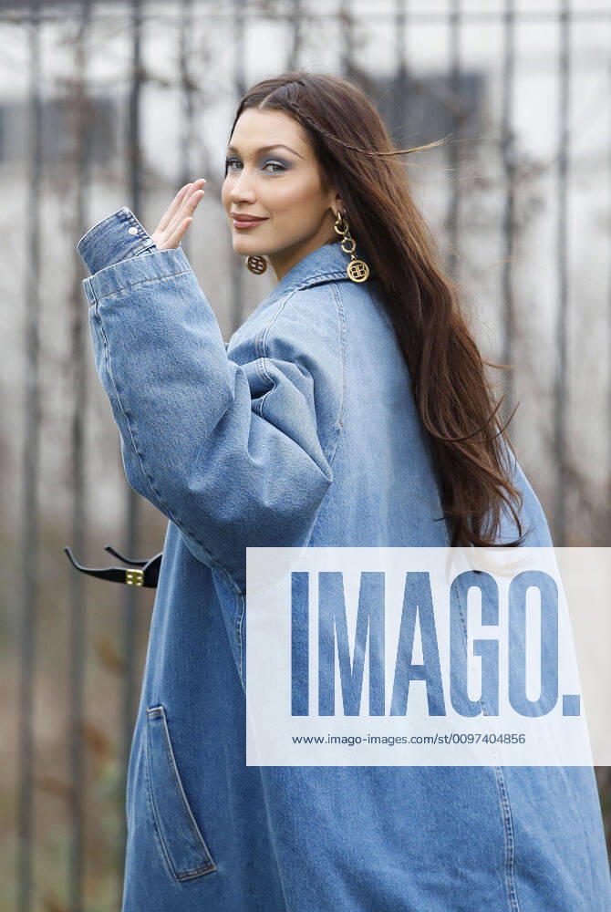 Bilder des Jahres 2020, Entertainment 03 März Bella Hadid CELEBRITES : Arrivee defile pret a porter Balenciaga Automne Hiver - Paris - 01 03 2020 GwendolineLeGoff Panoramic