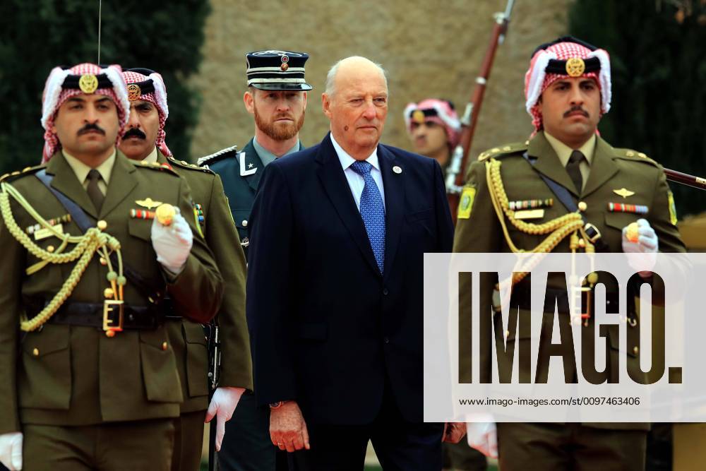 (200302) -- AMMAN, March 2, 2020 -- Visiting King Harald V (C) of Norway reviews the guard of honor in Amman, Jordan, on March 2, 2020. King Abdullah II of Jordan on Monday held talks with visiting King Harald V of Norway on means to advance bilateral ties. (Photo by Xinhua) JORDAN-AMMAN-KING-NORWAY-KING-MEETING MohammadxAbuxGhosh