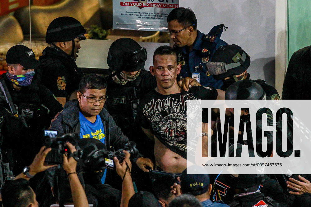 (200303) -- BEIJING, March 3, 2020 -- Policemen and security guards grab hostage-taker Archie Paray (C) during the hostage-taking and shooting incident in San Juan City, Metro Manila, the Philippines, on March 2, 2020. The Philippine police ended a 10-hour hostage incident in Metro Manila on Monday, convincing the gunman to free all the hostages and surrender himself to the authorities. Around 30 people taken hostage by the gunman were released and left the V-Mall in the San Juan City of Metro Manila. ) XINHUA PHOTOS OF THE DAY ROUELLExUMALI