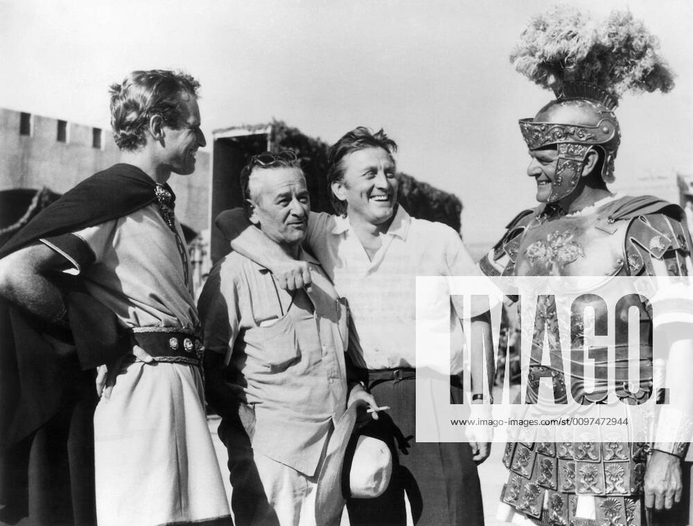 BEN-HUR, Charlton Heston, director William Wyler, visitor Kirk Douglas, Jack Hawkins on set, 1959 Courtesy Everett Collection PUBLICATIONXNOTxINxCANxCHNxFRAxITAxJPNxNORxPOLxRUSxESPxUKxUSA