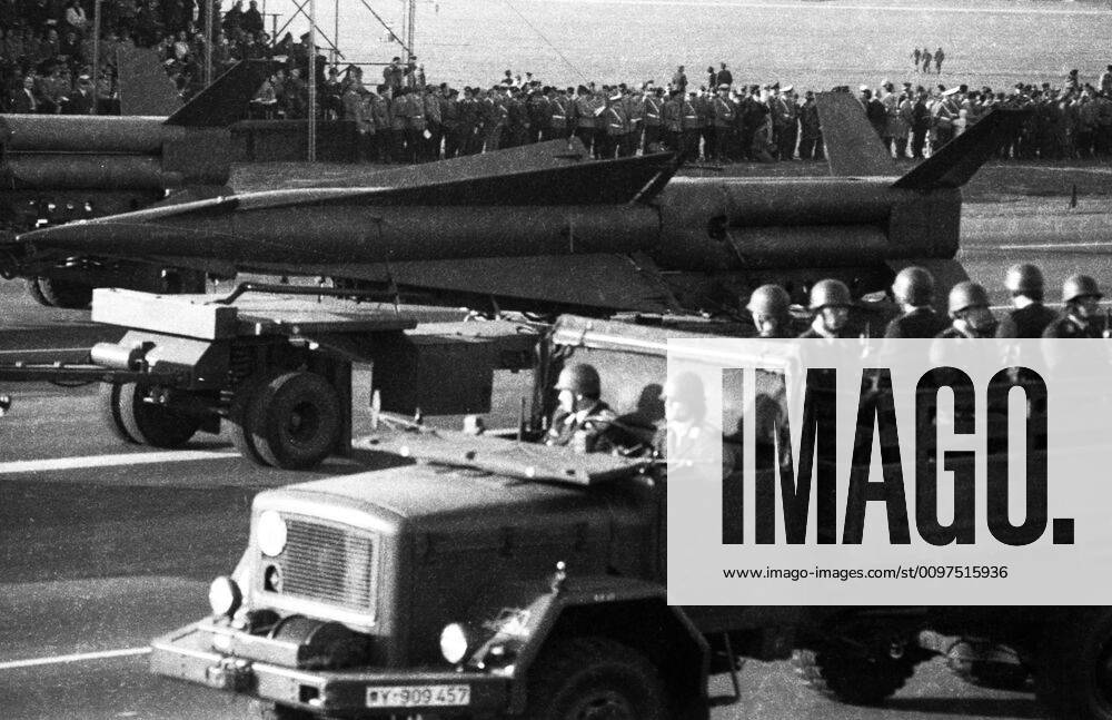 Feldparade der Nato , eine Waffenschau 1972 DEU, Deutschland, Wunstorf: Die Feldparade, eine Waffenschau aller Truppenteile der Bundeswehr und der Nato am 22.3.1972 im niedersaechsischen Wunstorf . DEU, Germany, Wunstorf: The Field Parade, a weapons exhibition of all units of the German Armed Forces and NATO on 22.3.1972 in Wunstorf, Lower Saxony . Niedersachsen