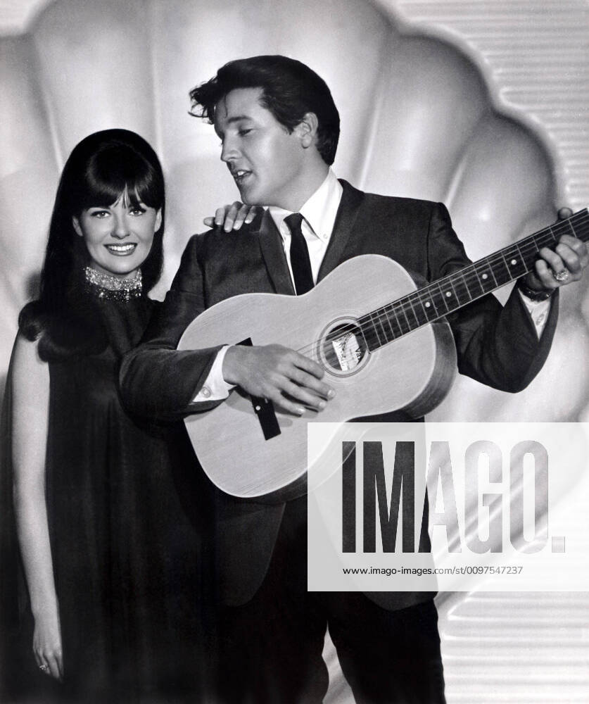 CLAMBAKE, Shelley Fabares, Elvis Presley, 1967 Courtesy Everett Collection PUBLICATIONXNOTxINxCANxCHNxFRAxITAxJPNxNORxPOLxRUSxESPxUKxUSA