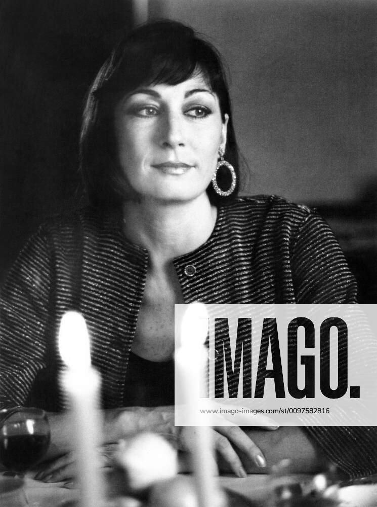 GARDENS OF STONE, Anjelica Huston, 1987. ©TriStar Pictures courtesy Everett Collection ©TriStar Pictures Courtesy Everett Collection PUBLICATIONXNOTxINxCANxCHNxFRAxITAxJPNxNORxPOLxRUSxESPxUKxUSA
