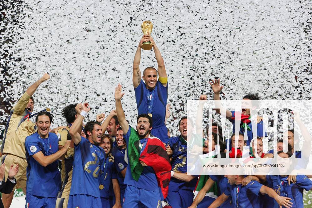 IMAGO Iconic Moments, Fußball Fussball Herren FIFA WM Weltmeisterschaft 2006 Italien - Frankreich: Weltmeister 2006 Italien Jubel bei der Italienischen Mannschaft: Oben Mannschaftskapitän Fabio Cannavaro