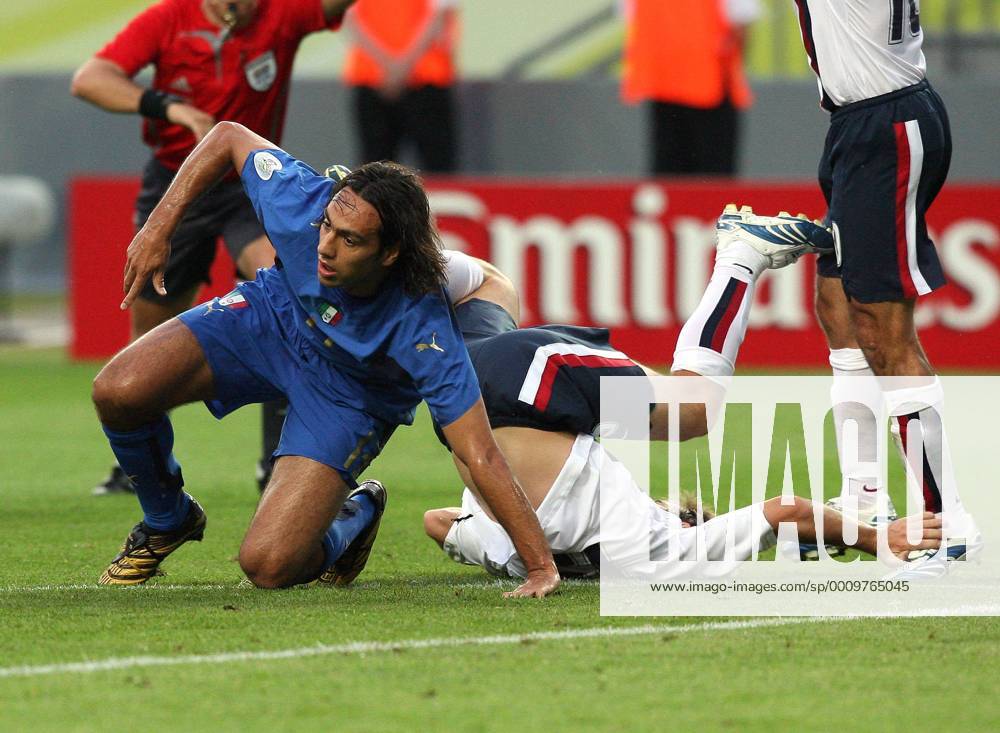 Fussball Herren FIFA WM Weltmeisterschaft 2006 Italien - USA : v.l. Alessandro Nesta (ITA), Bobby Convey (USA)