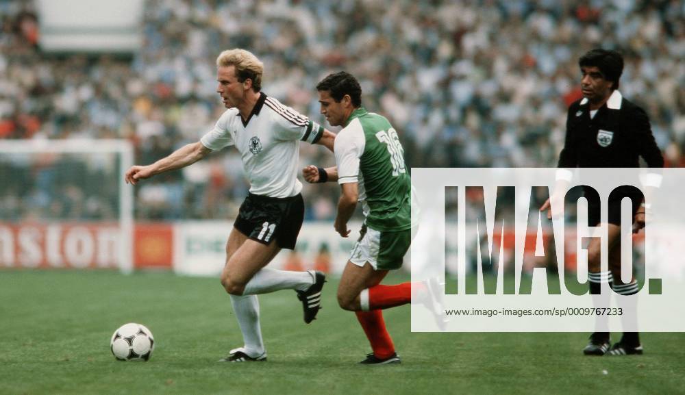 Fussball WM Weltmeisterschaft 1982 82 in Spanien, Deutschland BRD-Algerien: v.l. Karl - Heinz Rummenigge , Mansouri